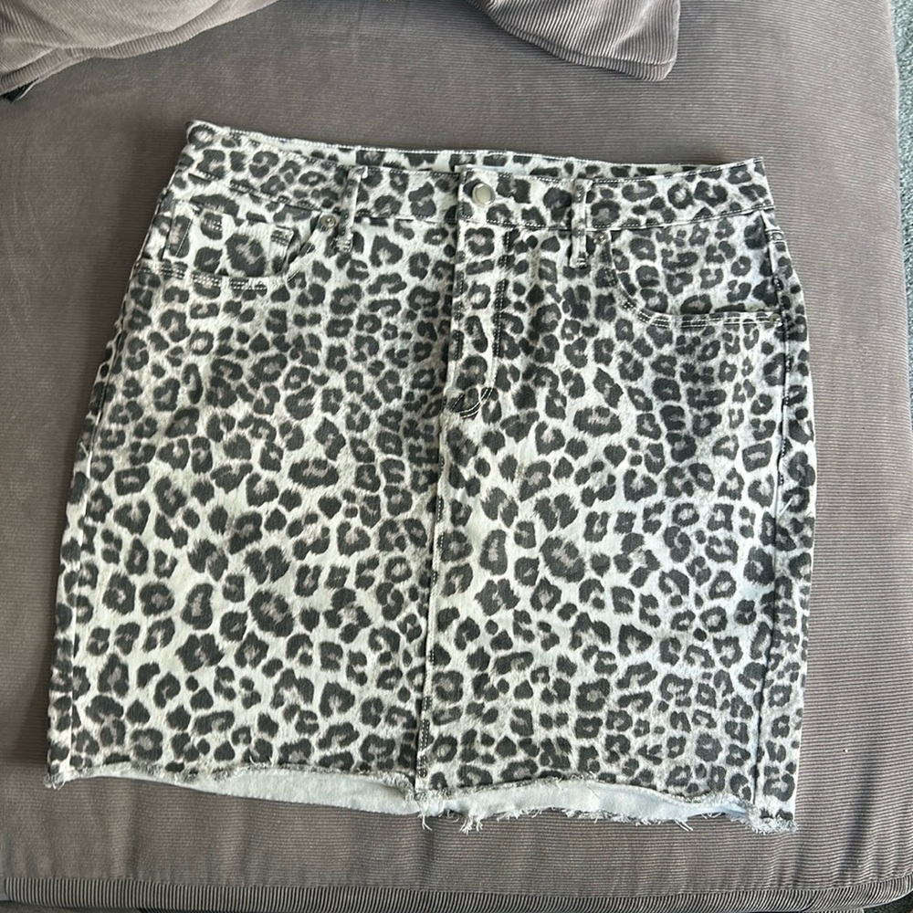 Good American snow leopard print stretch denim mini skirt size 14